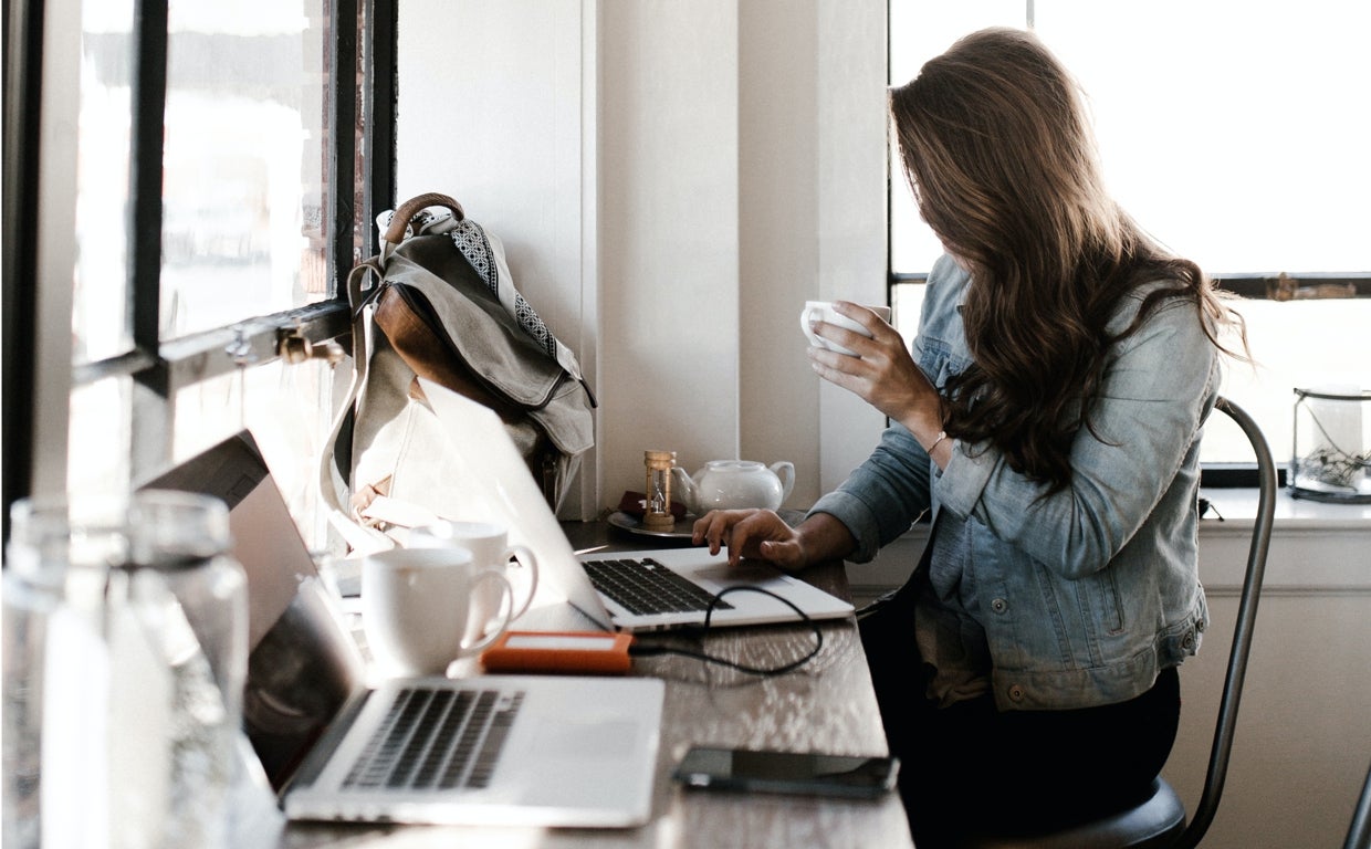 Una joven mientras estudia en un piso para estudiantes