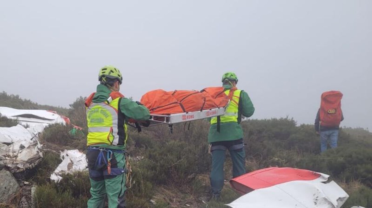Llegan a Sevilla los restos mortales del piloto fallecido tras el accidente de la avioneta