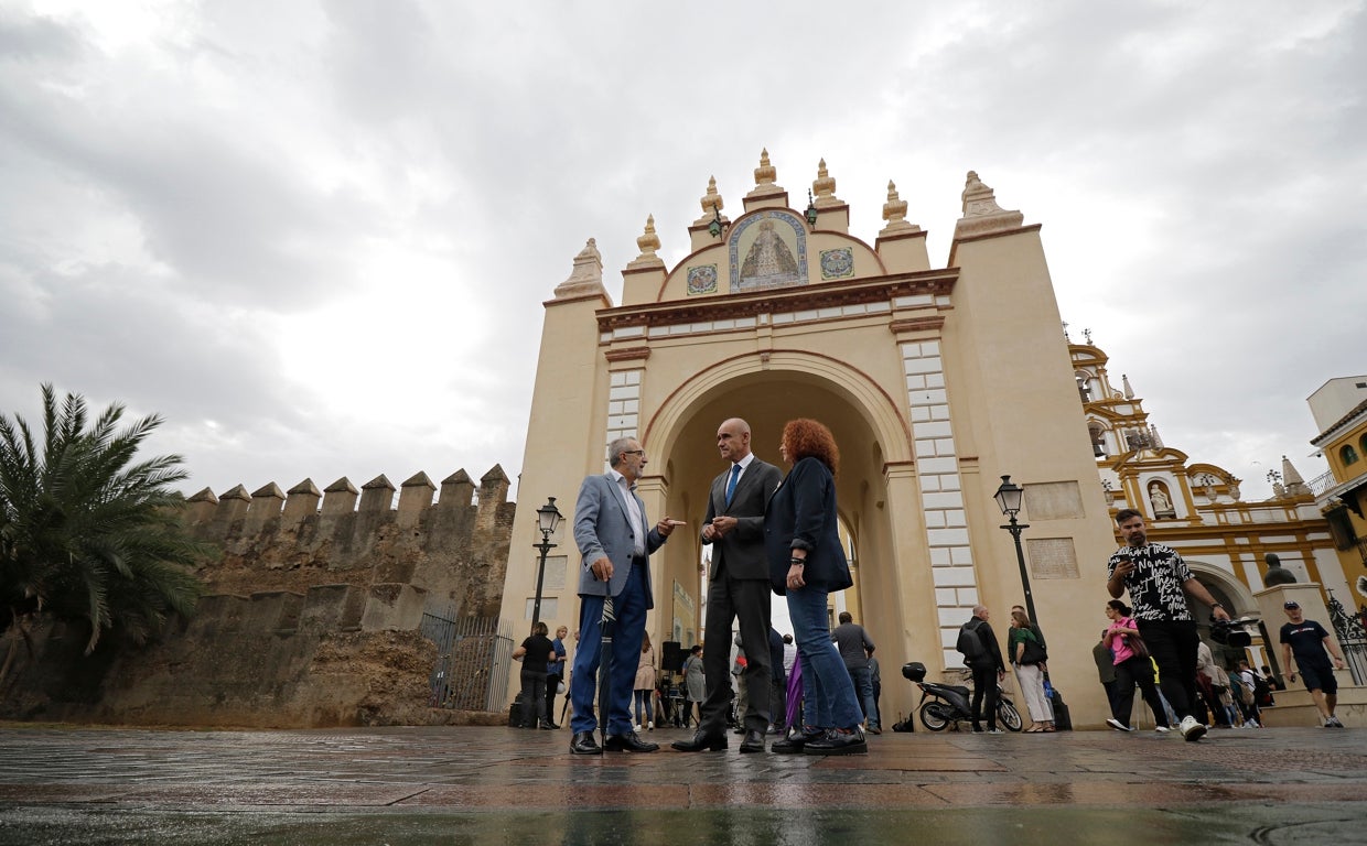 El alcalde de Sevilla, Antonio Muñoz, en una reciente visita a la Macarena