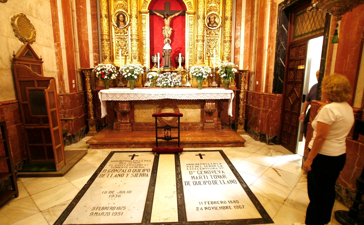 Tumbas de Queipo de Llano y su esposa, antes de la última modificación