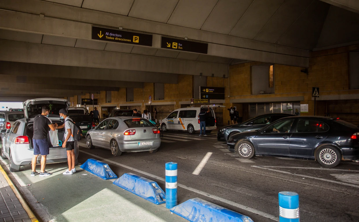 Llegar al aeropuerto desde Sevilla sólo es posible en coche o en autobús al no haber conexión ferroviaria con Santa Justa