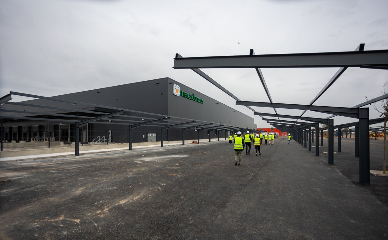 Un momento de la visita del alcalde de Sevilla, Antonio Muñoz, a las obras de la plataforma de venta on line de Mercadona en Higuerón Sur