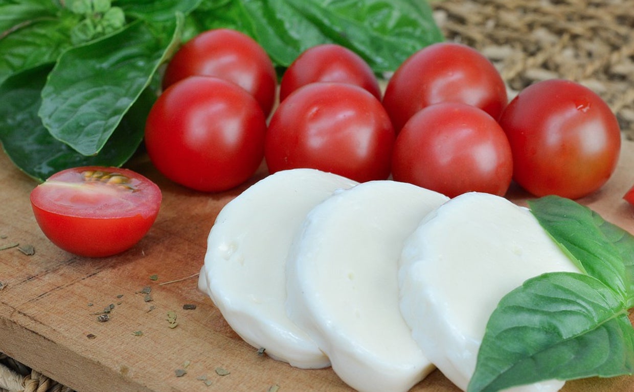 Una imagen de un plato con mozzarella