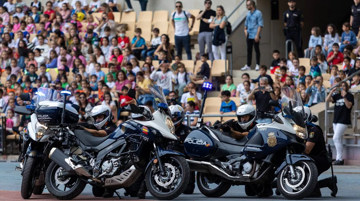Más de 12.000 escolares sevillanos asisten a una exhibición policial en el Estadio de la Cartuja