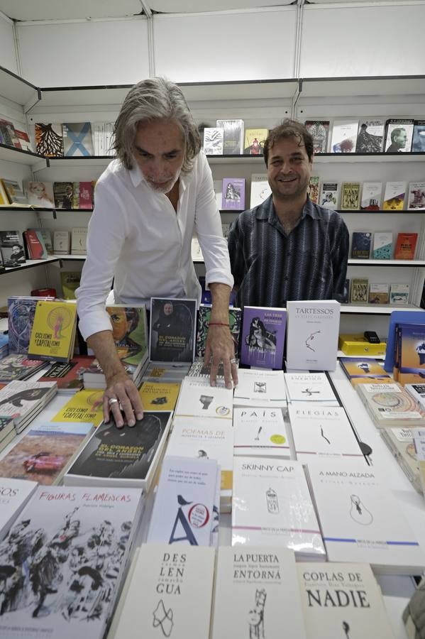 Numerosas personas se acercaron el primer día a la Feria del Libro en la plaza Nueva