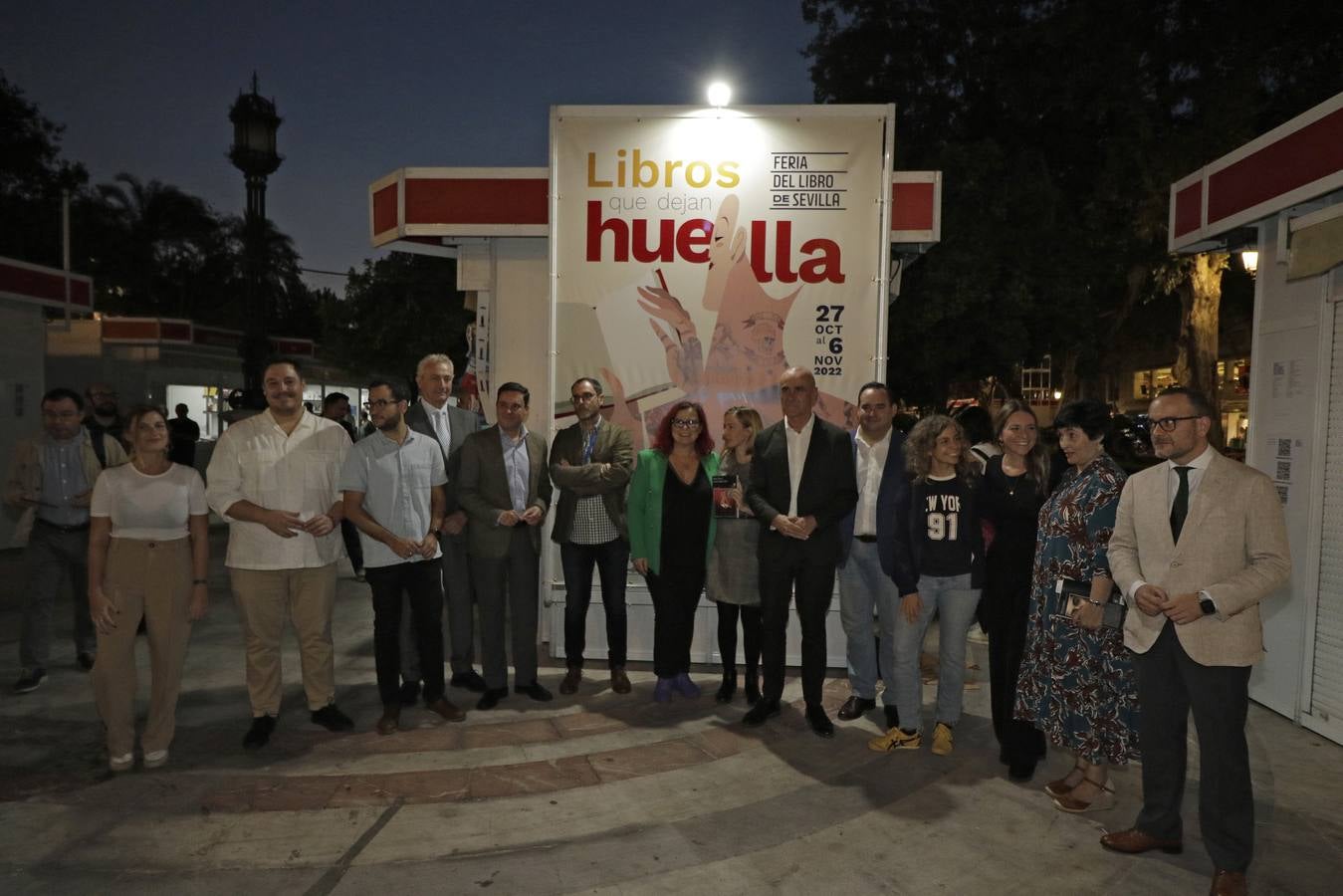 Numerosas personas se acercaron el primer día a la Feria del Libro en la plaza Nueva