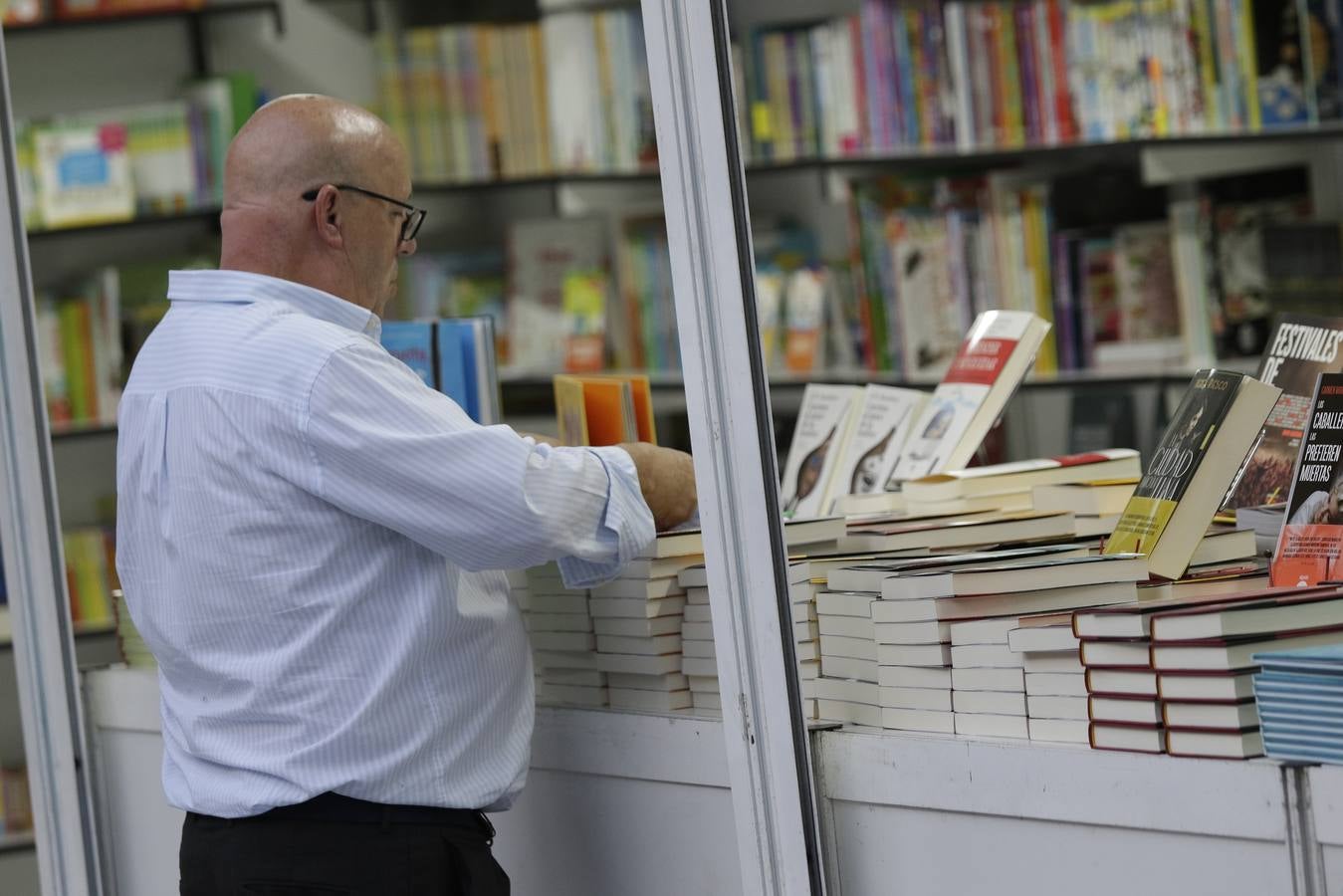 Numerosas personas se acercaron el primer día a la Feria del Libro en la plaza Nueva