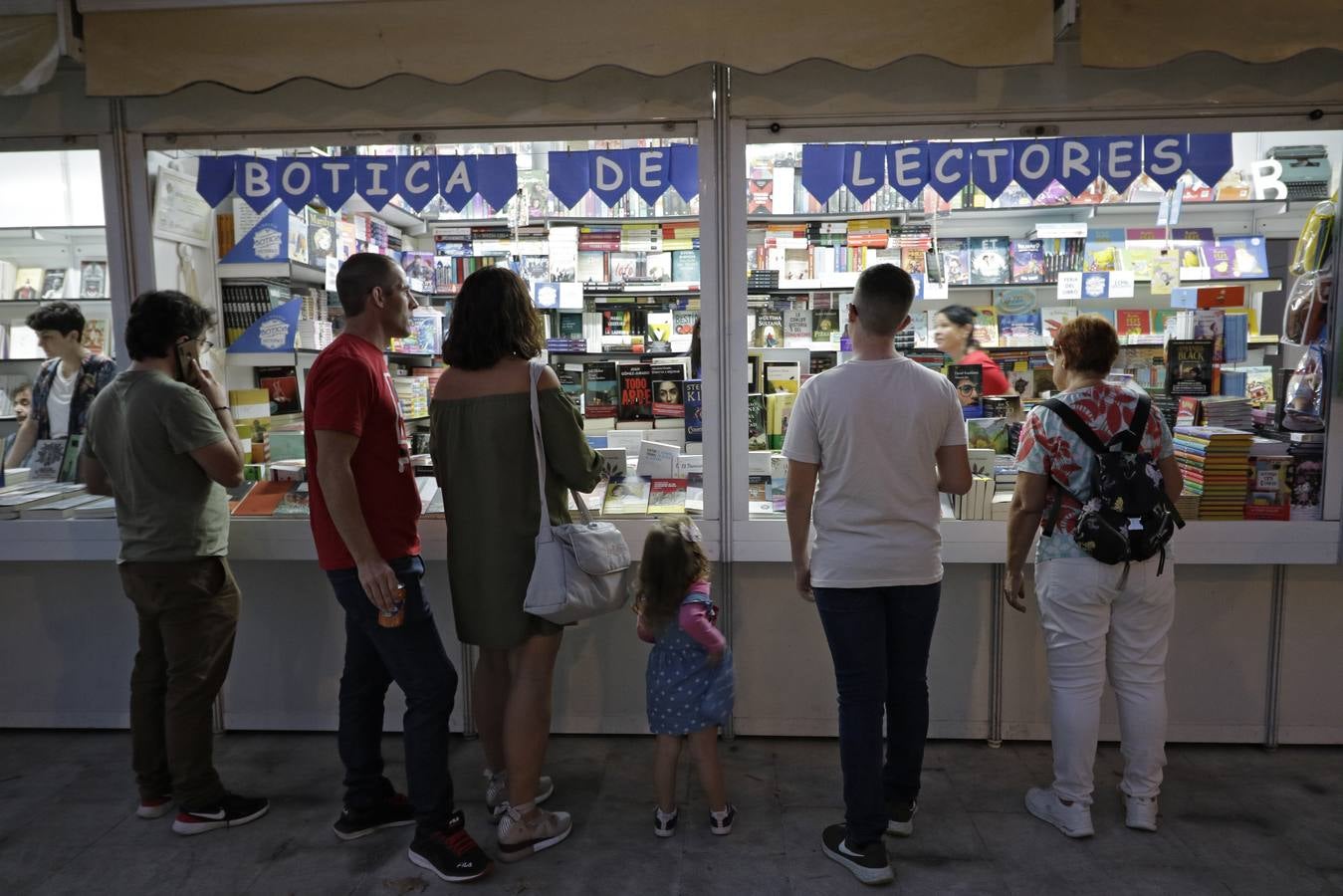 Numerosas personas se acercaron el primer día a la Feria del Libro en la plaza Nueva