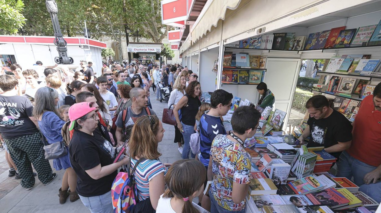 Gran ambiente dominical en la Feria del Libro de Sevilla