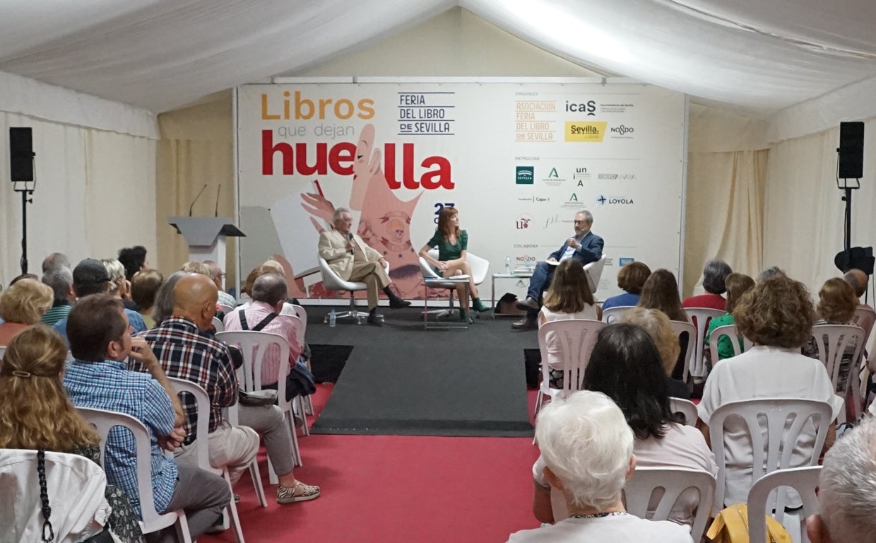 Antonio Rivero Taravillo junto a Jacobo Cortines y la poeta Carmen Camacho