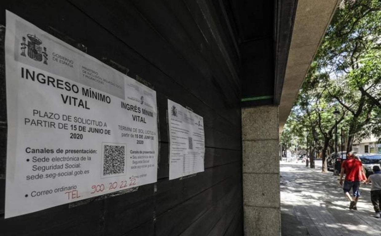 Imagen de archivo tomada en una oficina de la Seguridad Social en la que se informa de los plazos del Ingreso Mínimo Vital