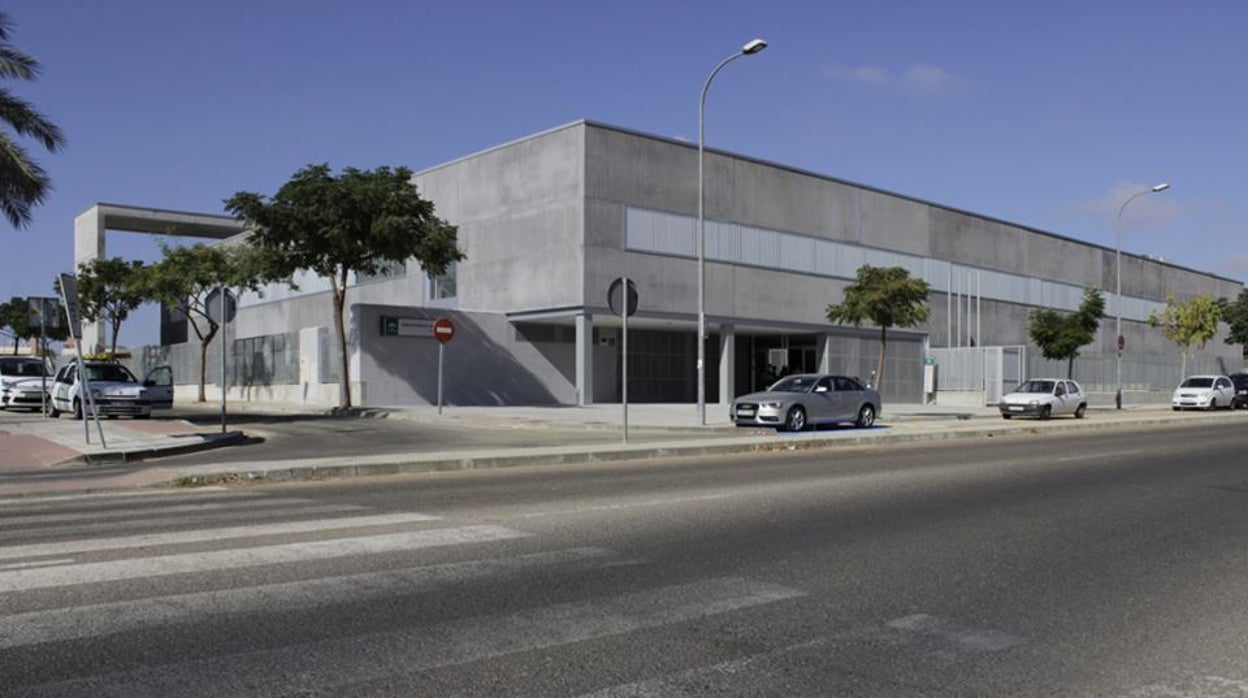 Acceden a la fuerza al instituto de Palomares para robar ordenadores