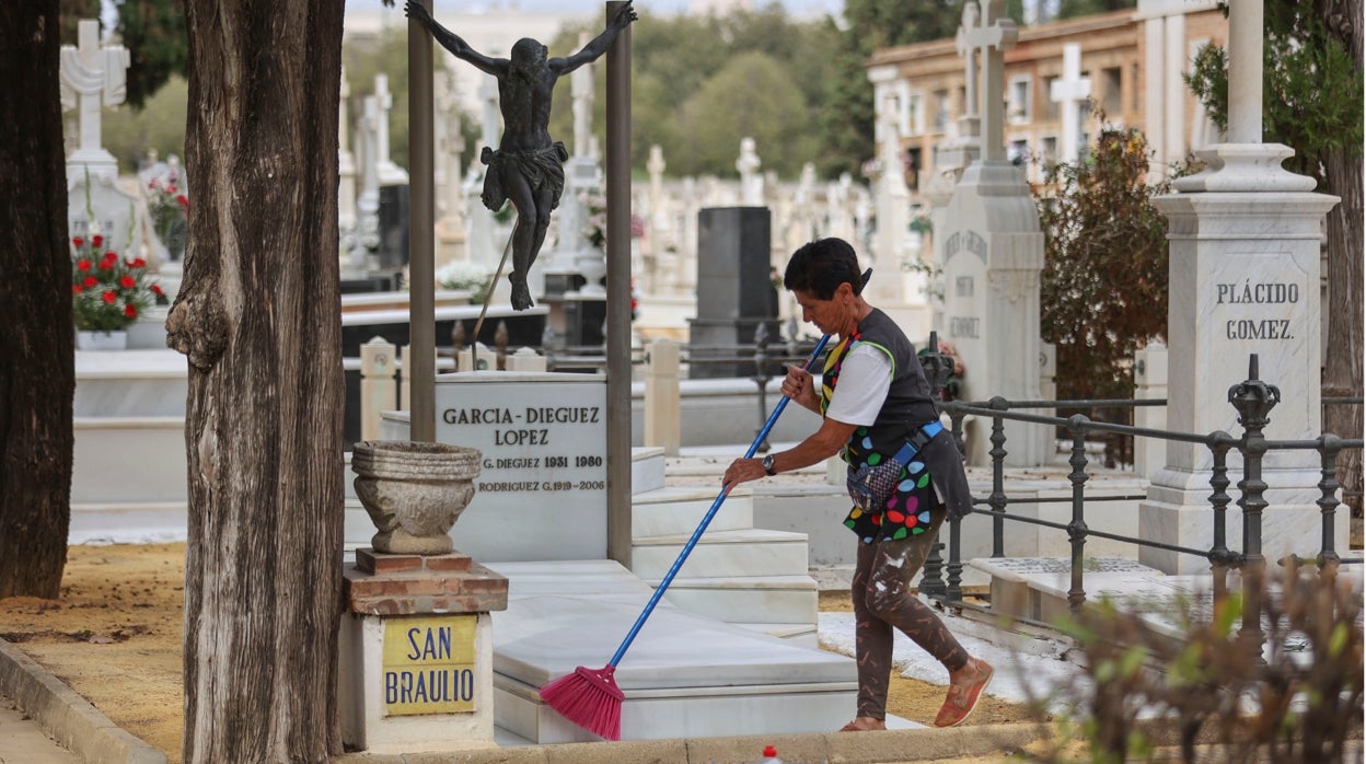 Menos flores y más fletes en este día de 'Tolosantos' en Sevilla