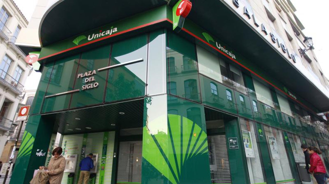 Los cambios y cobros que hará Unicaja a sus clientes antes de que acabe el año