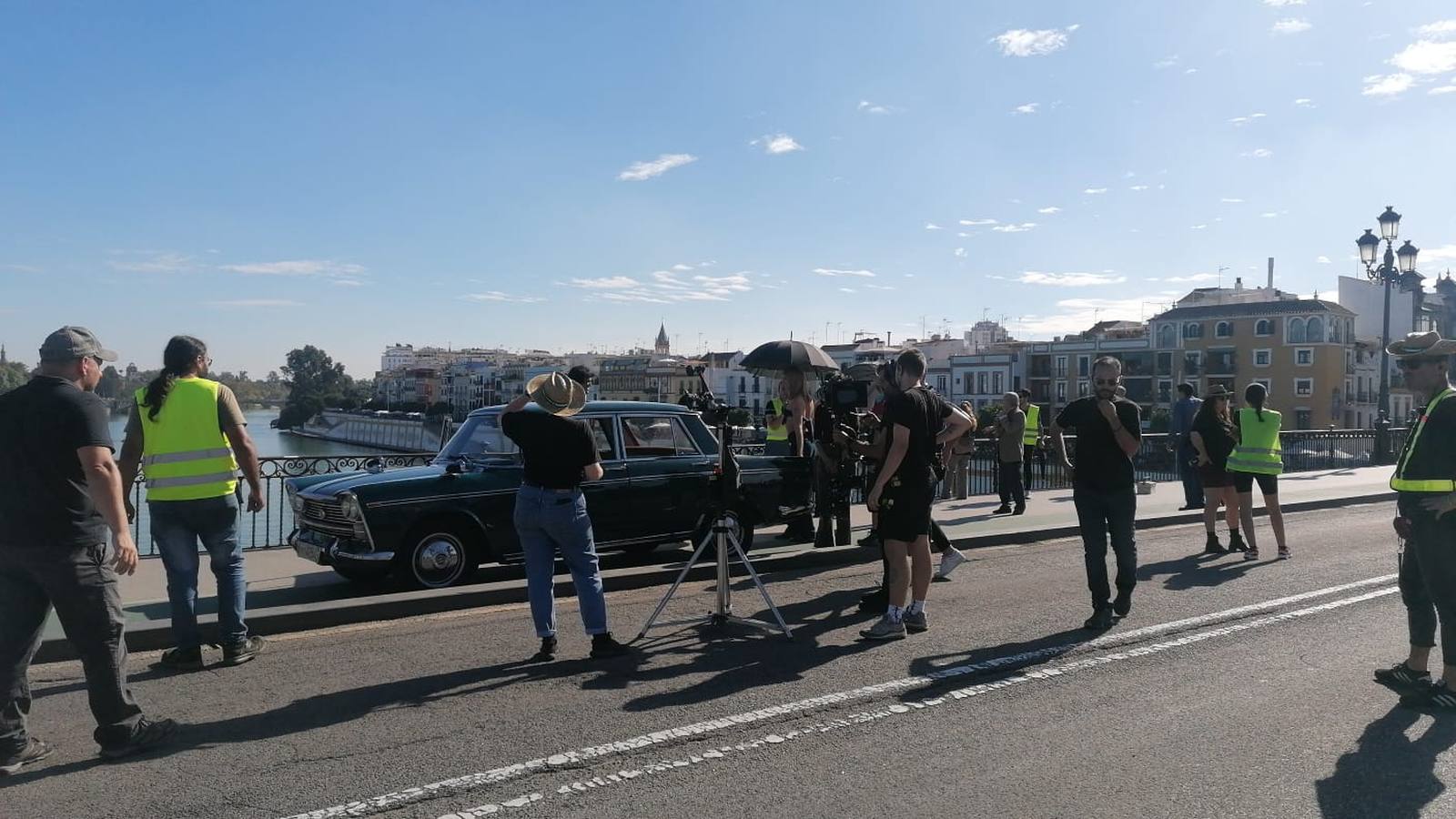 Rodaje de la película 'Te estoy amando locamente' en el Puente de Triana este martes