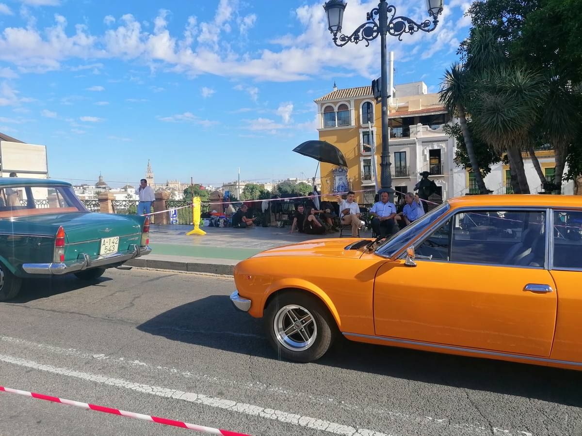 Rodaje de la película 'Te estoy amando locamente' en el Puente de Triana este martes