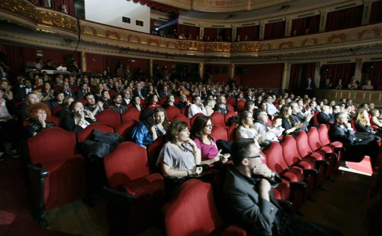 Asistentes a una proyección en el Teatro Lope de Vega