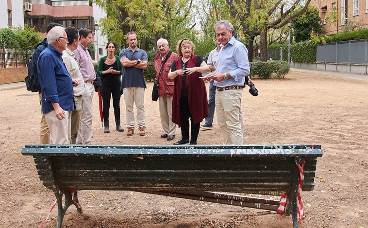 Sanz se compromete  a construir aparcamientos y asfaltar el núcleo de Graham Bell en Triana