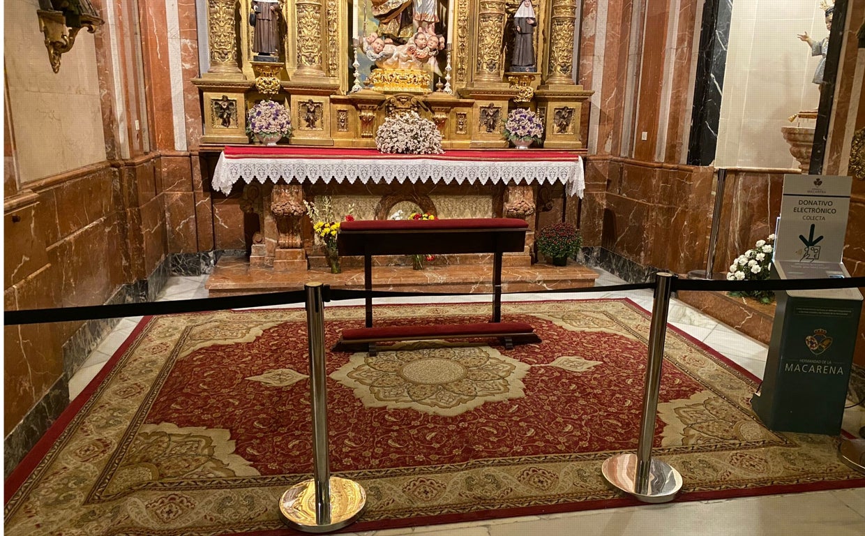 Las tumbas de Queipo de Llano y de su esposa han sido cubiertas con una alfombra