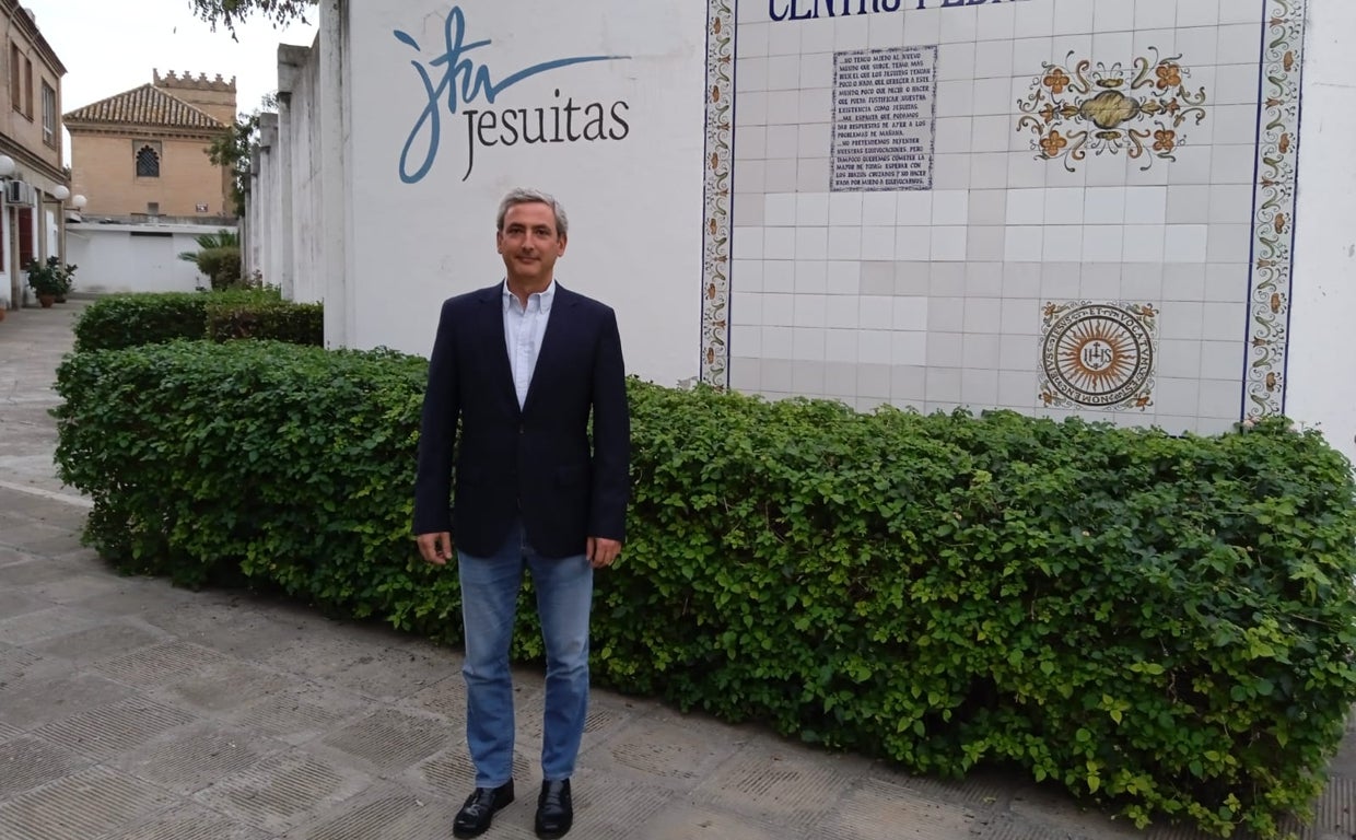 Enrique Gómez-Puig en la puerta del Centro Arrupe de Sevilla