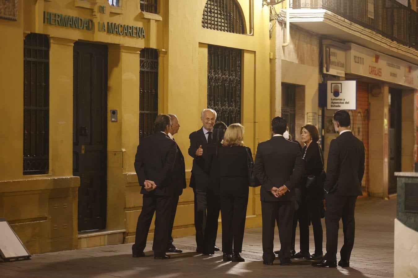 Los familiares de los generales Queipo de Llano y Bohórquez en la entrada de la hermandad de la Macarena