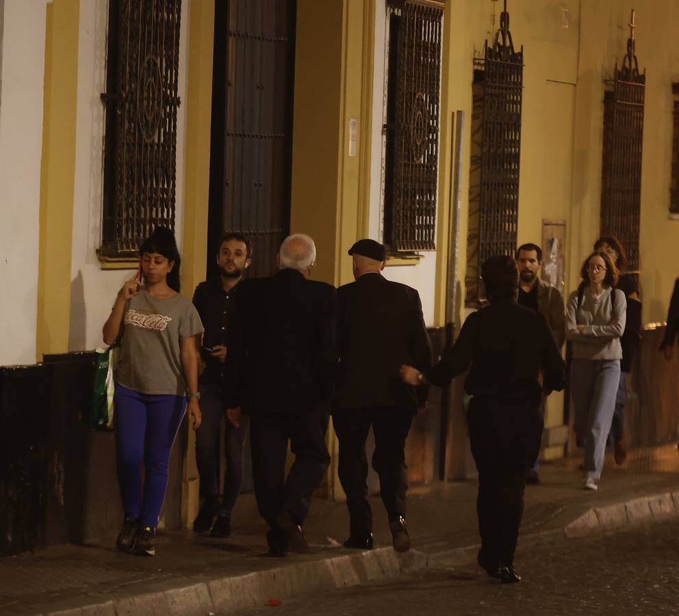 Los familiares de los generales Queipo de Llano y Bohórquez en la entrada de la hermandad de la Macarena