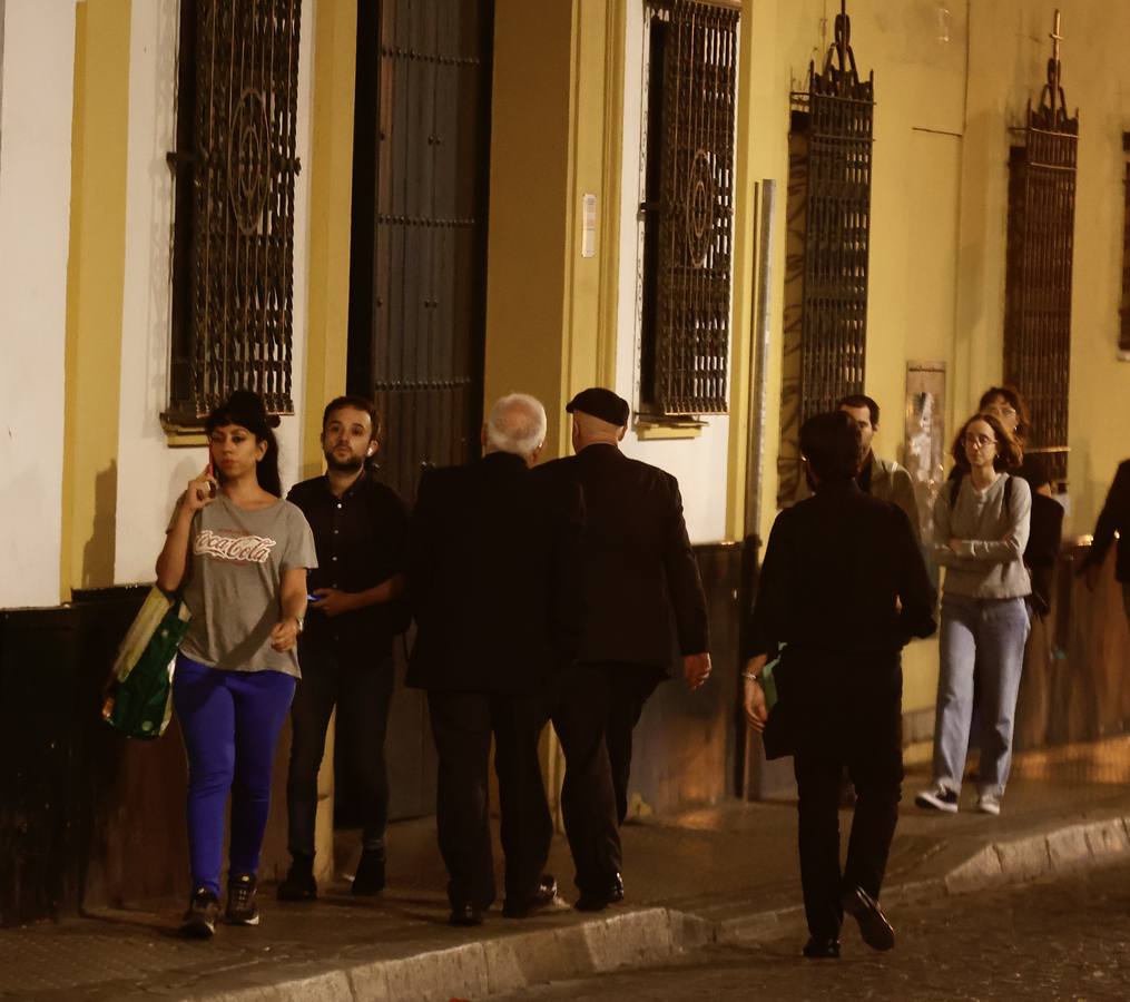 Los familiares de los generales Queipo de Llano y Bohórquez en la entrada de la hermandad de la Macarena