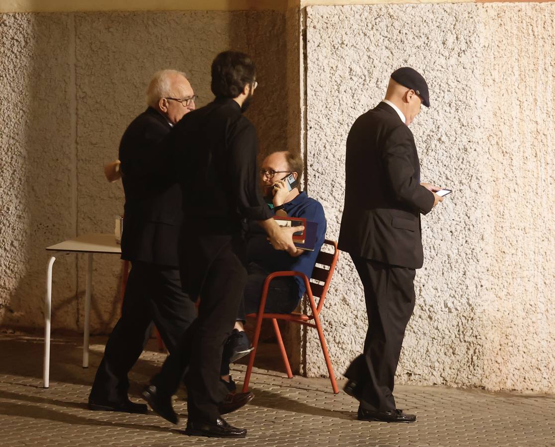 Los familiares de los generales Queipo de Llano y Bohórquez en la entrada de la hermandad de la Macarena