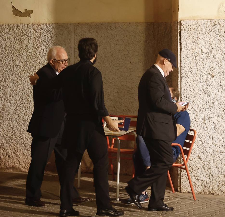 Los familiares de los generales Queipo de Llano y Bohórquez en la entrada de la hermandad de la Macarena