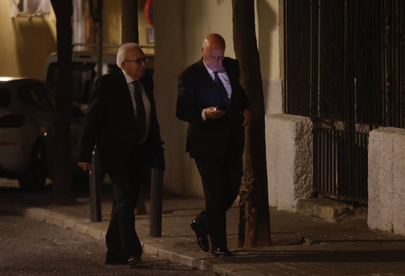 Los familiares de los generales Queipo de Llano y Bohórquez en la entrada de la hermandad de la Macarena