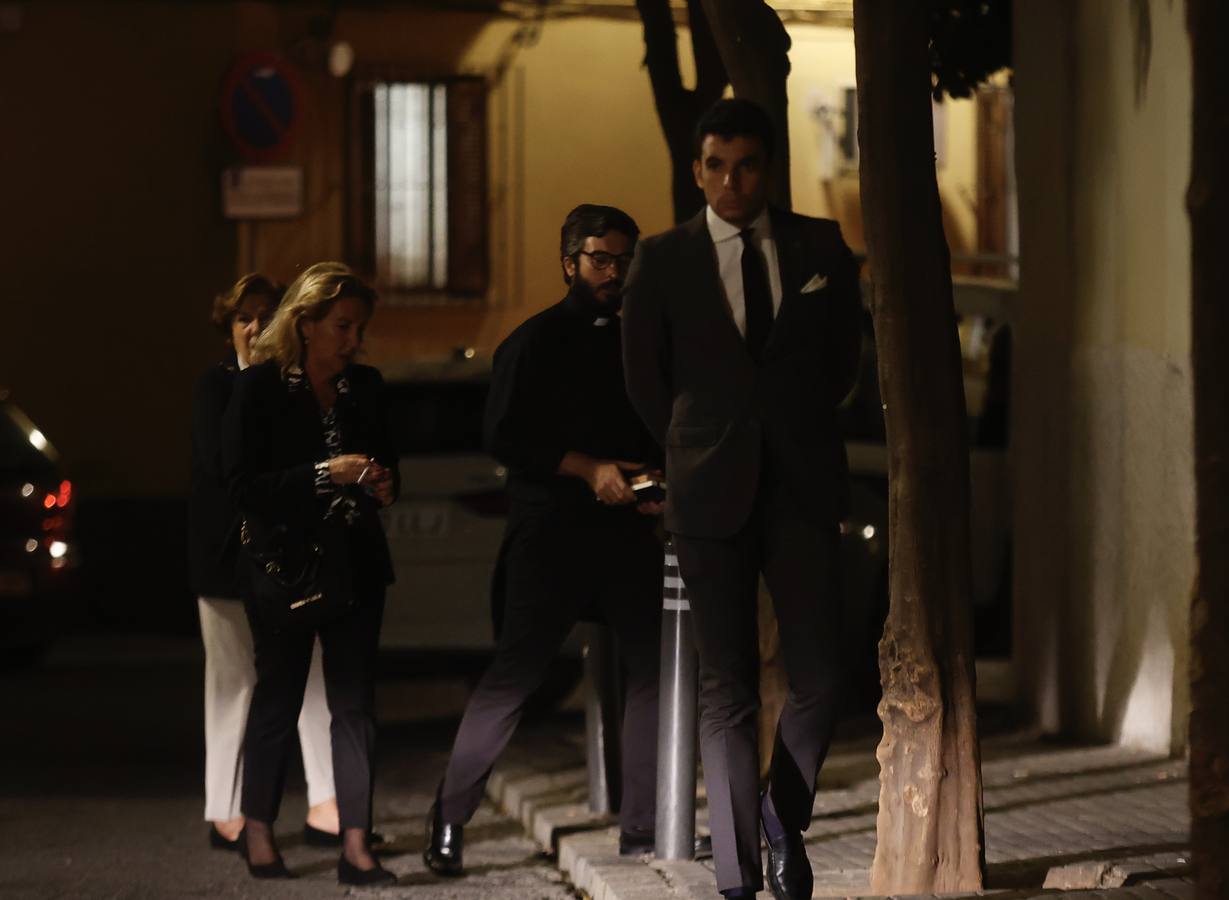 Los familiares de los generales Queipo de Llano y Bohórquez en la entrada de la hermandad de la Macarena