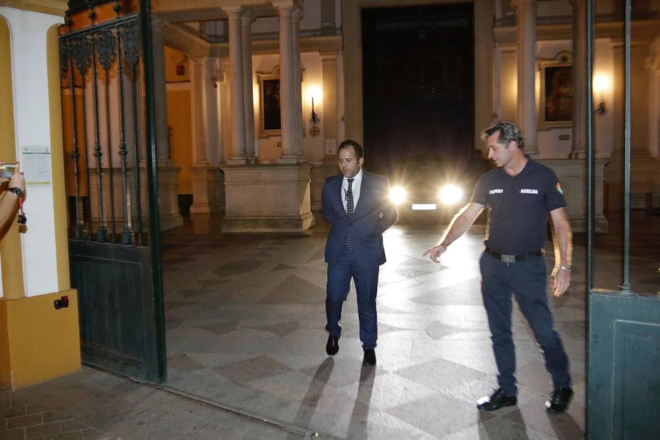 El coche fúnebre llega a la Basílica de la Macarena