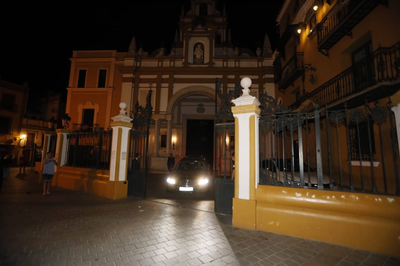 El coche fúnebre llega a la Basílica de la Macarena