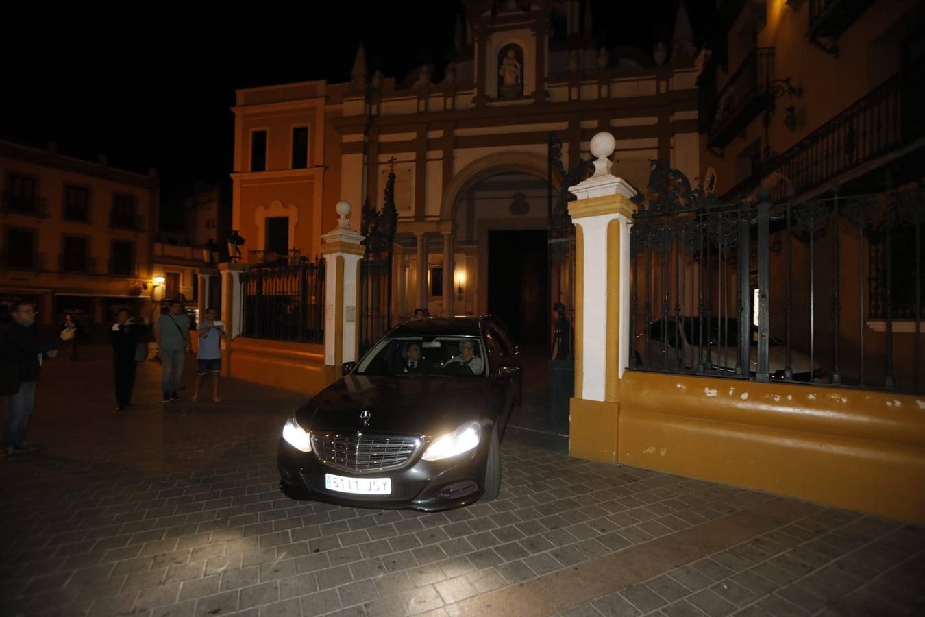 El coche fúnebre llega a la Basílica de la Macarena