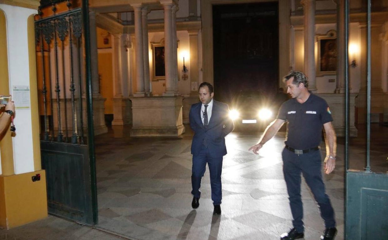 Uno de los coches funerarios usados para el traslado de los cadáveres saliendo anoche de la basílica