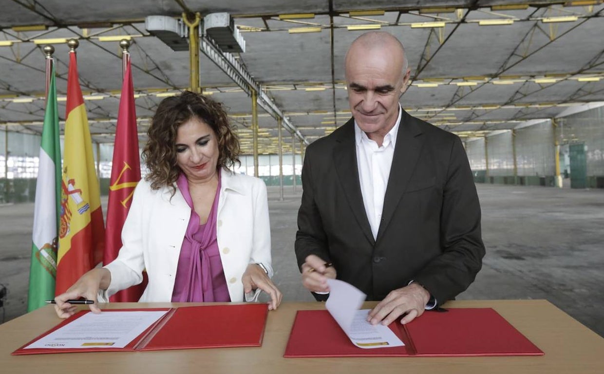 María Jesús Montero y Antonio Muñoz han firmado este viernes el convenio