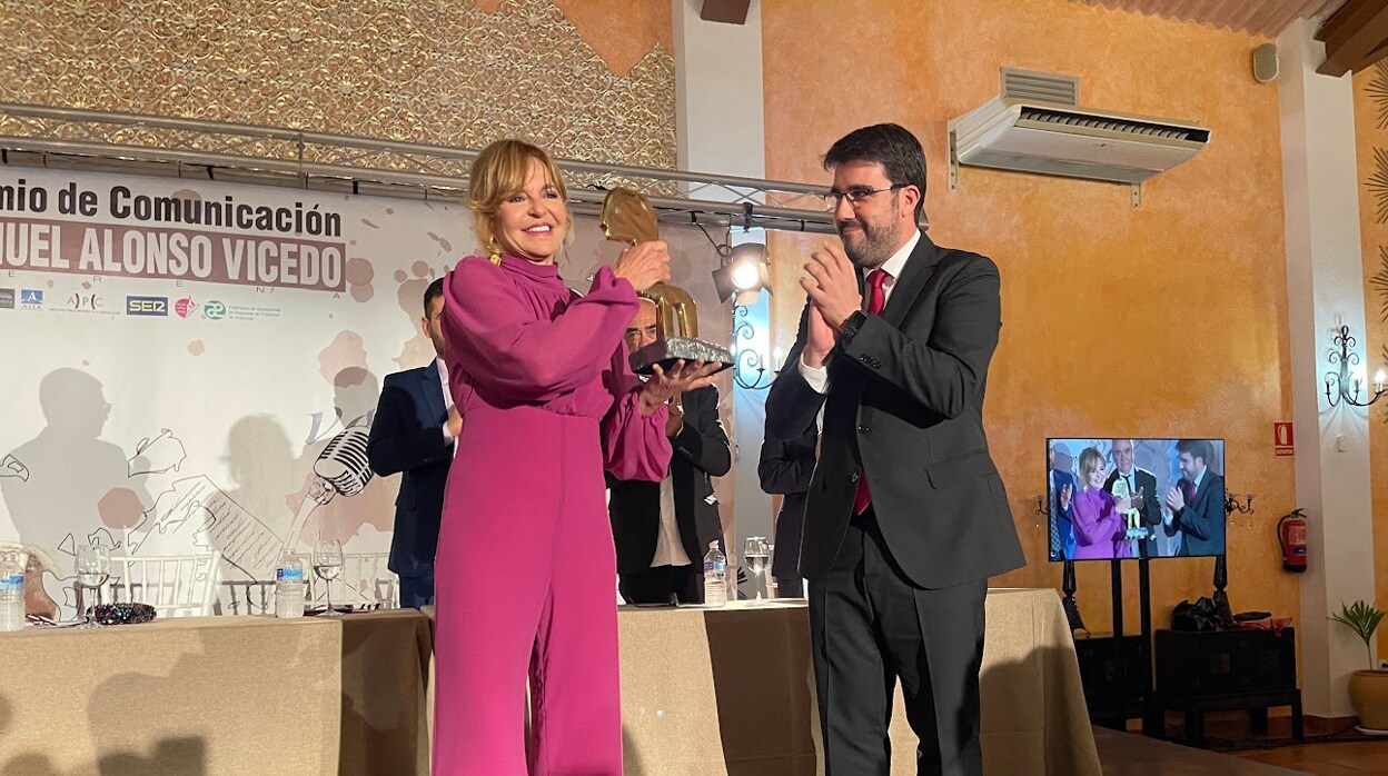 Almudena Ariza recoge en Gerena el Premio de Comunicación 'Manuel Alonso Vicedo'