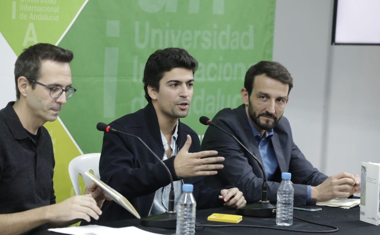 Luis Ybarra durante la presentación de su poemario 'Tal vez felices'