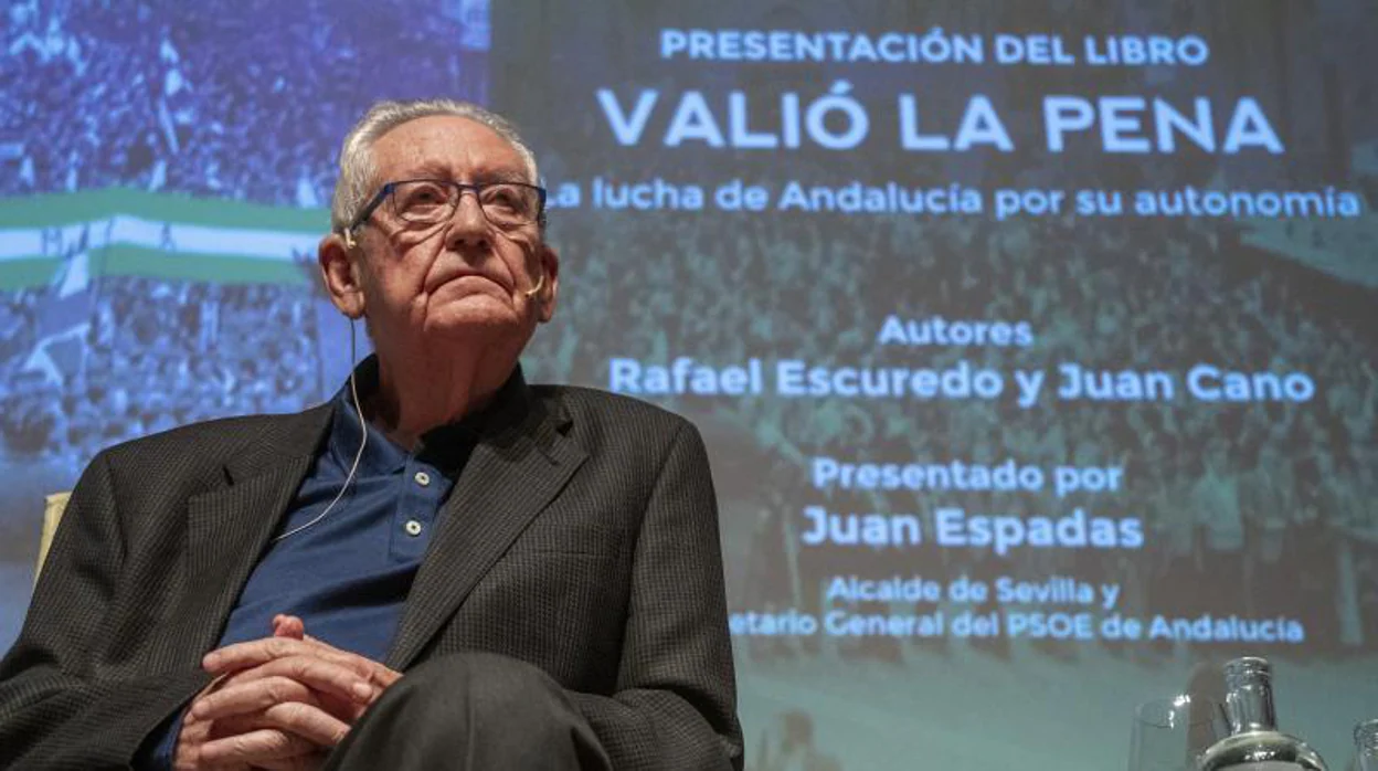 La Universidad de Sevilla nombrará a Rafael Escuredo doctor honoris causa