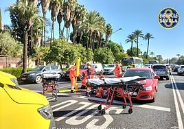 Un accidente en la avenida de la Palmera se salda con dos heridos graves  tras el choque de una moto con un turismo