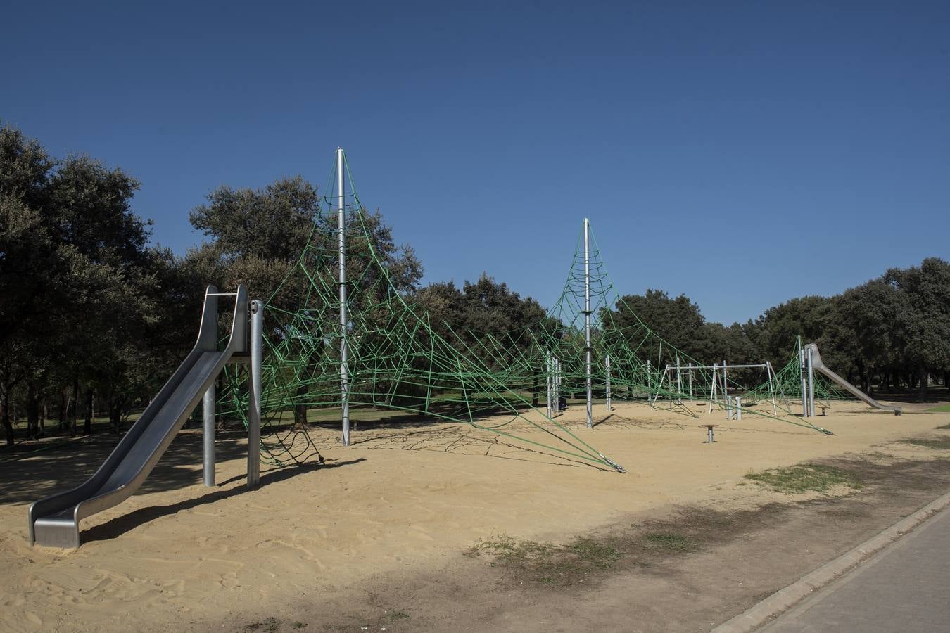 La consejera y la delegada visitaron el parque para ver sus zonas renovadas