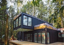 Así se construye una casa prefabricada a partir de contenedores en mitad de la montaña