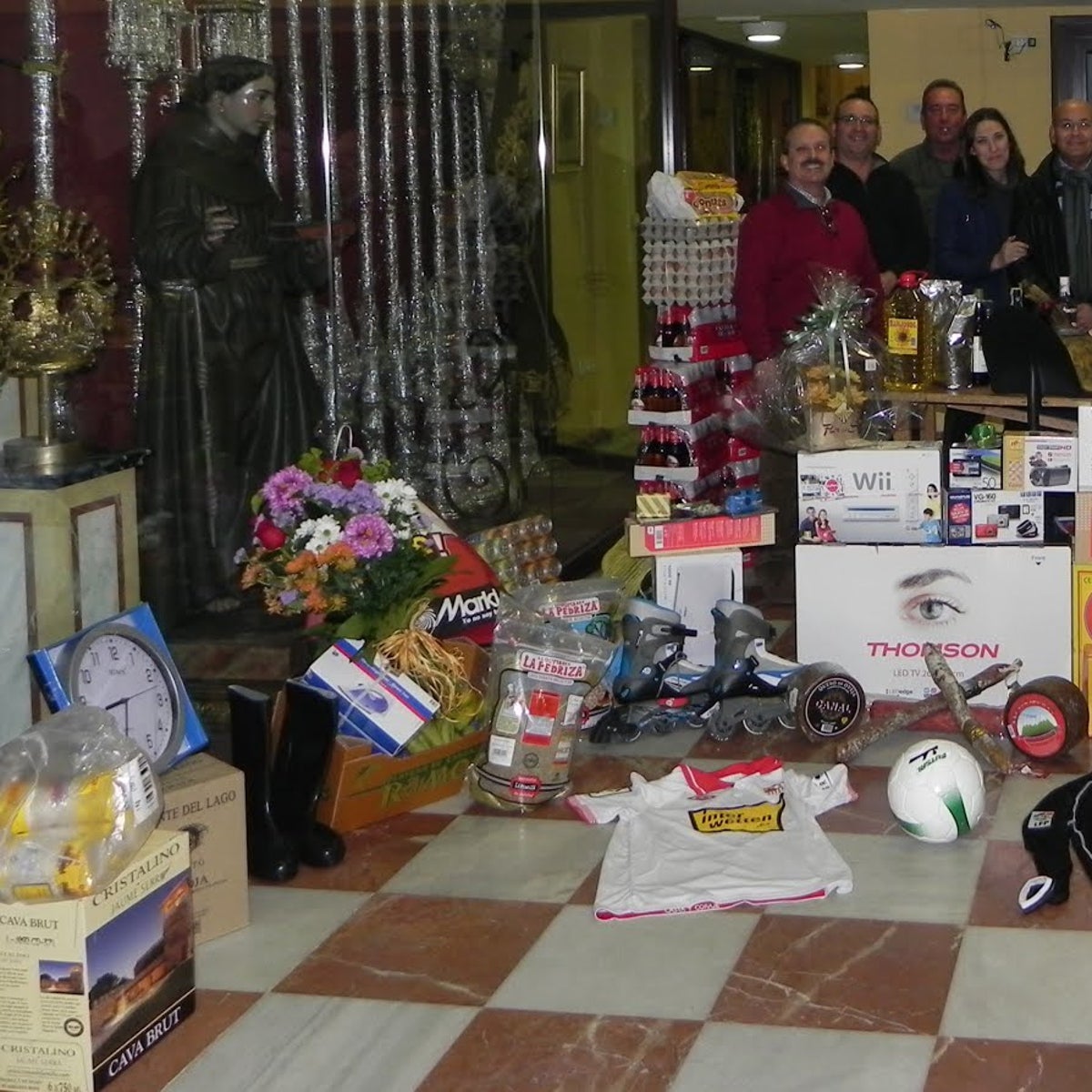 Así es la original cesta de Navidad que se sortea en Sevilla: un puchero, unos de calentitos... y miles de euros