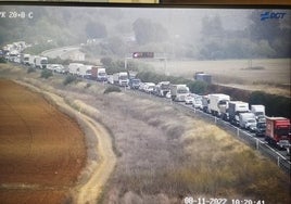 La retirada de un camión provoca atascos kilométricos en la autovía A-49