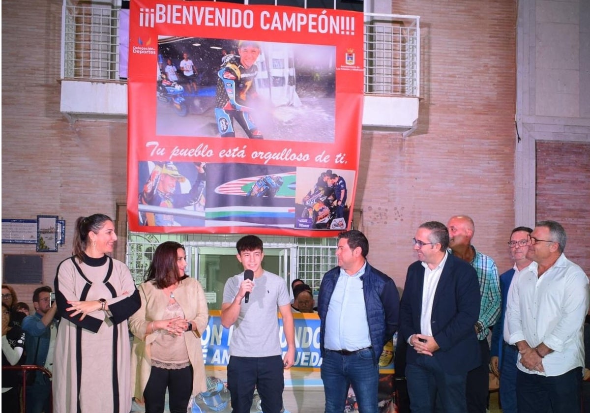 José Antonio Rueda, micrófono en mano, durante el cálido recibimiento que le dio su pueblo el pasado lunes