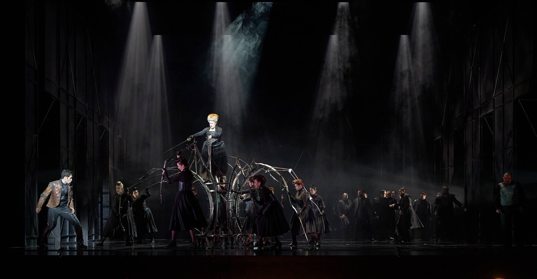 Esta ópera cuenta con la dirección musical de Yves Abel y la dirección de escena de Alessandro Talevi