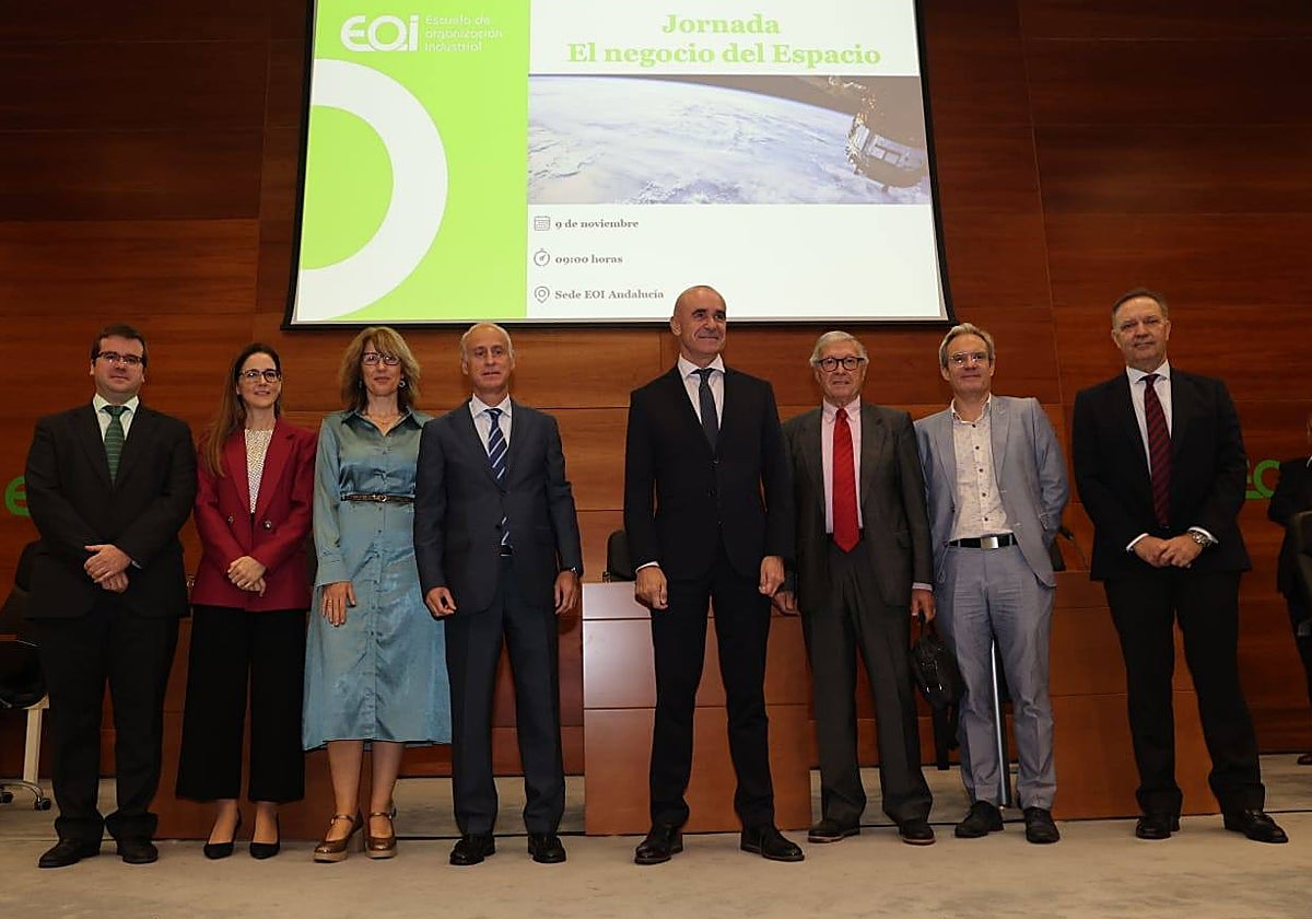 El alcalde de Sevilla, Antonio Muñoz, con los participantes en la jornada organizada por la EOI