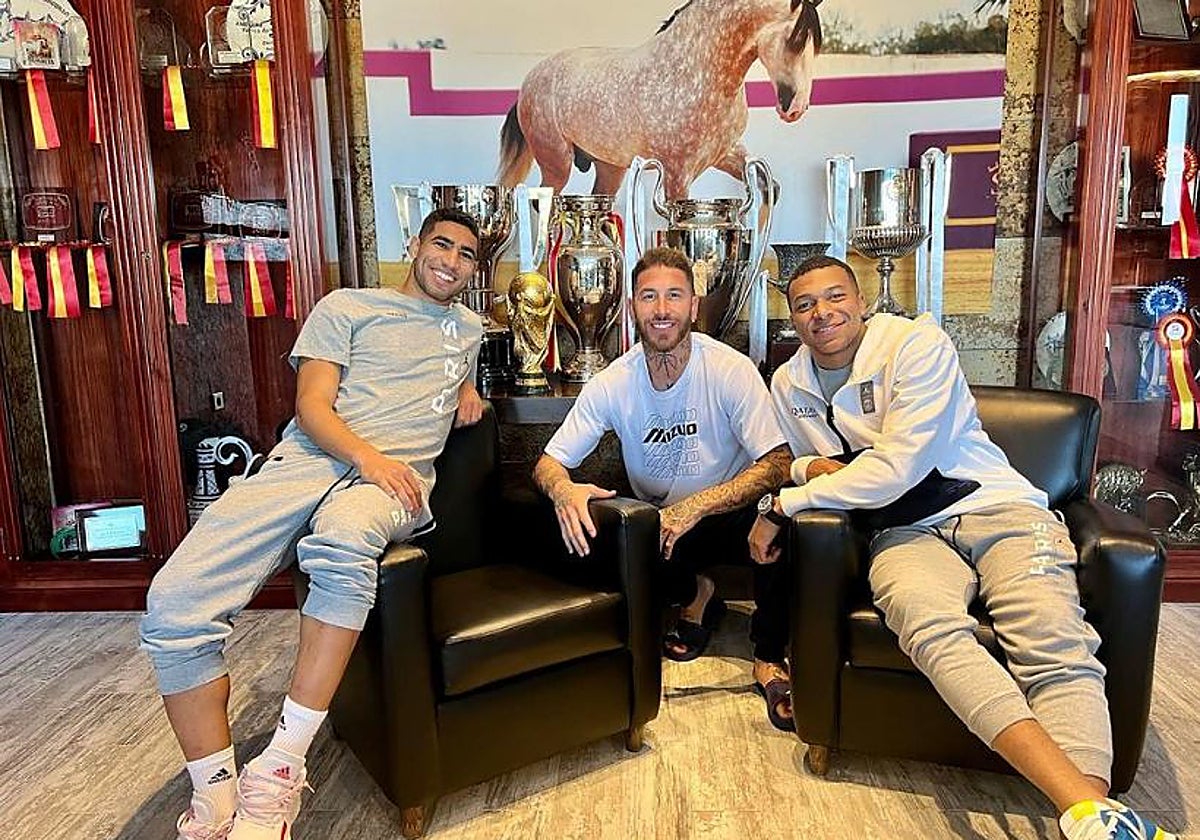 Sergio Ramos, en el centro, junto a Hakimi y Mbappé en su finca de Bollullos de la Mitación