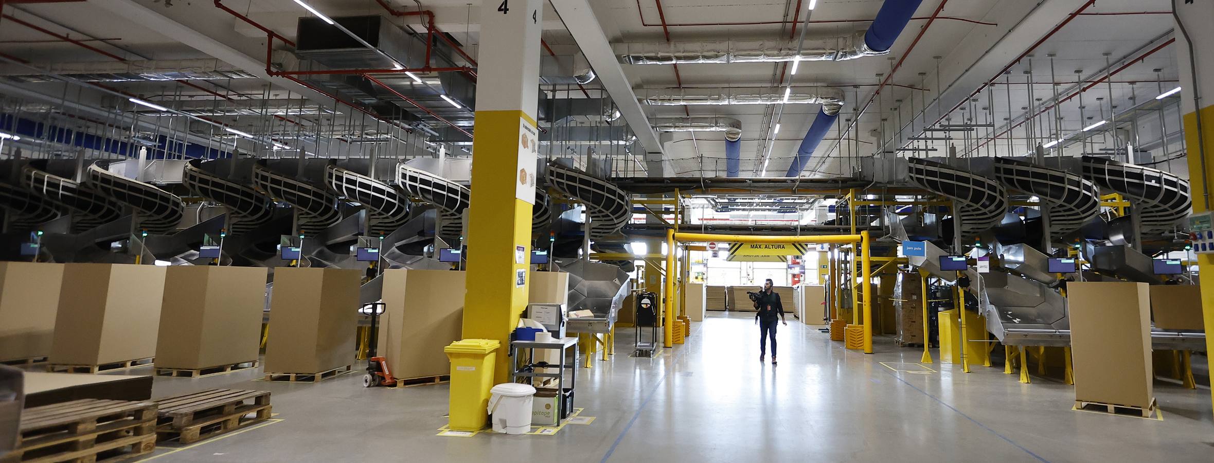 Reportaje gráfico del centro logísitico de Amazon en Sevilla