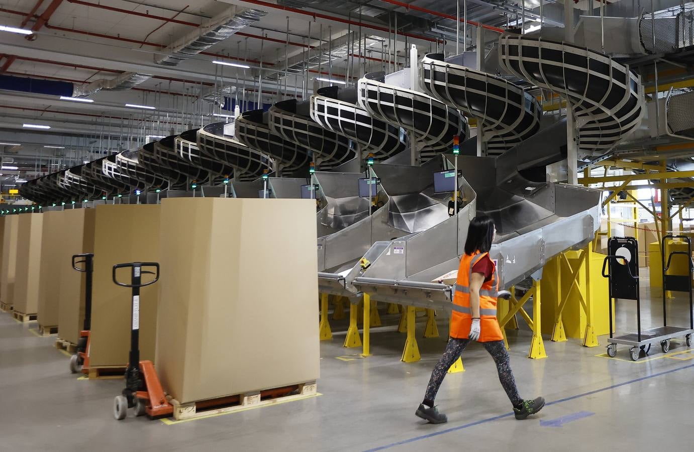 Reportaje gráfico del centro logísitico de Amazon en Sevilla